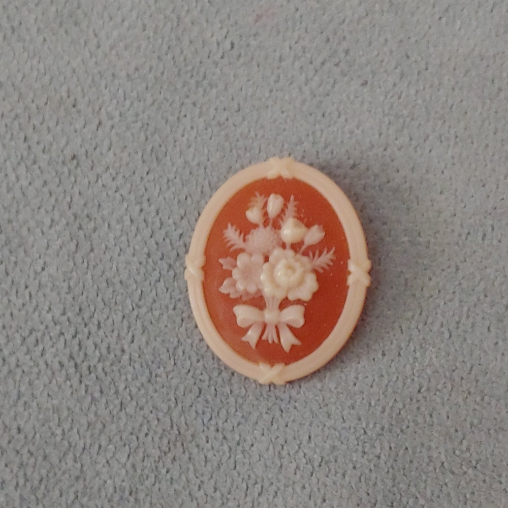 1982 vintage Avon cameo brooch floral bouquet